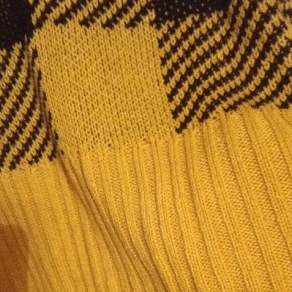 Cozy Yellow and Black Checkered Sweater Size Large - Picture 10 of 11